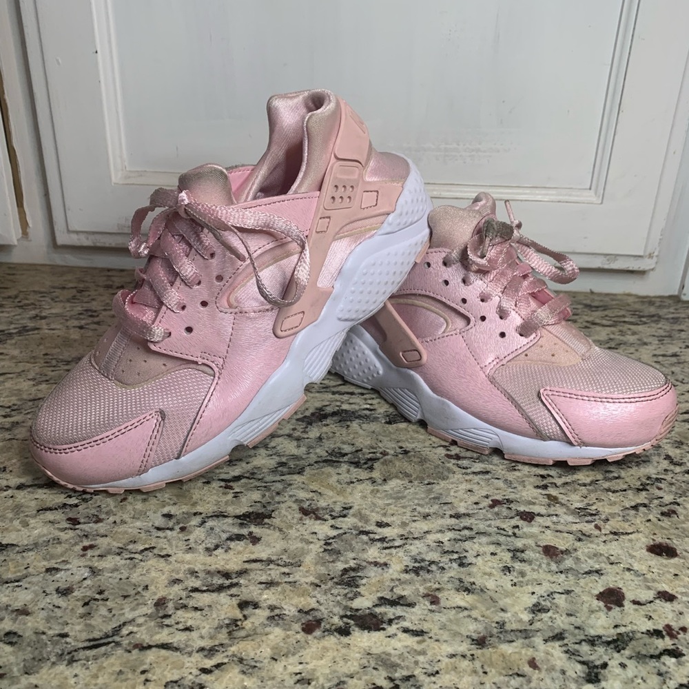Nike youth girls Huarache (pink) size 5Y